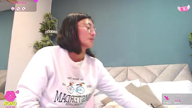 Snapshot of SharisWillian chatting on March 27, 3:23 am SharisWillian online show from March 27, 3:23 am