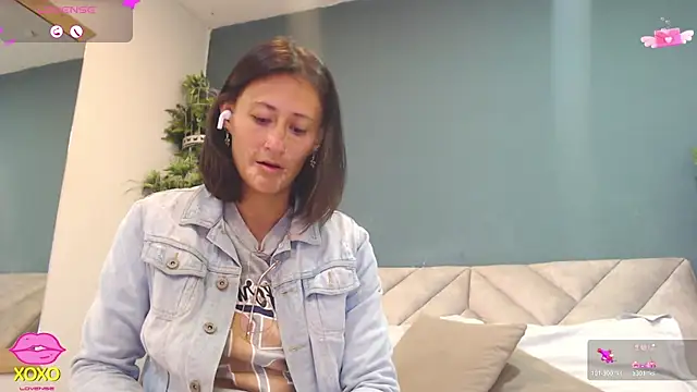 Snapshot of SharisWillian chatting on March 28, 3:28 am SharisWillian online show from March 28, 3:28 am