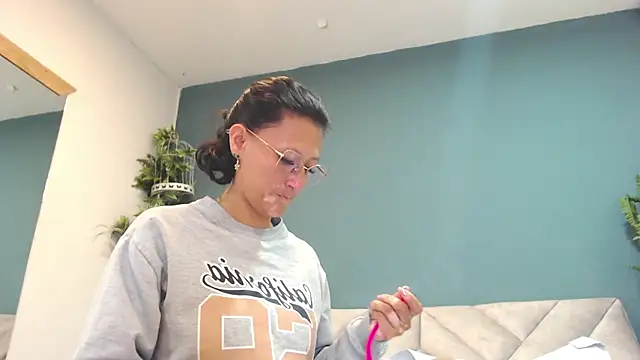 Snapshot of SharisWillian chatting on April 8, 3:50 am SharisWillian online show from April 8, 3:50 am