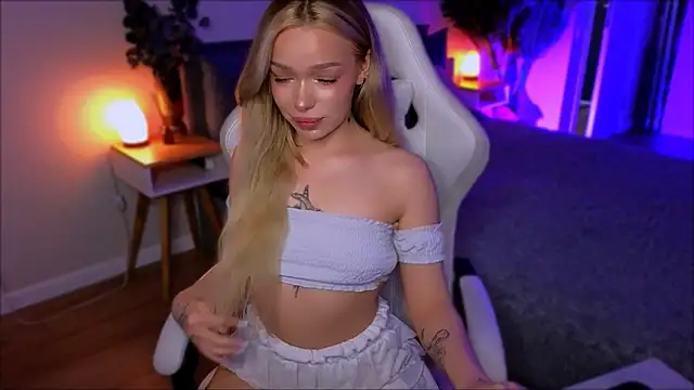 Snapshot of Lily_Yin chatting on April 2, 6:00 am Lily Yin online show from April 2, 6:00 am