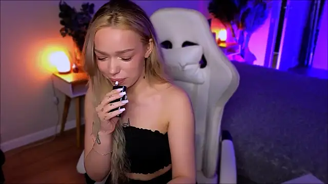 Snapshot of Lily_Yin chatting on April 3, 6:00 am Lily Yin online show from April 3, 6:00 am