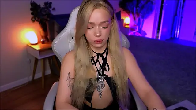 Snapshot of Lily_Yin chatting on April 5, 6:10 am Lily Yin online show from April 5, 6:10 am