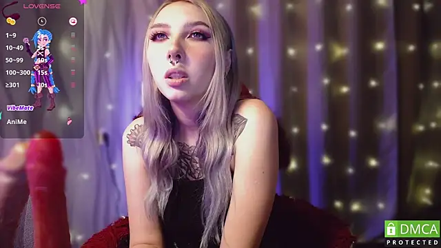 Snapshot of JustMeowGirl chatting on December 2, 8:30 am JustMeowGirl online show from December 2, 8:30 am