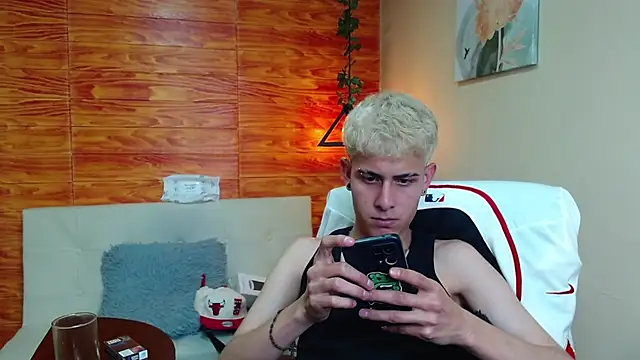 Bastiaan 28 online show from December 11, 4:28 am