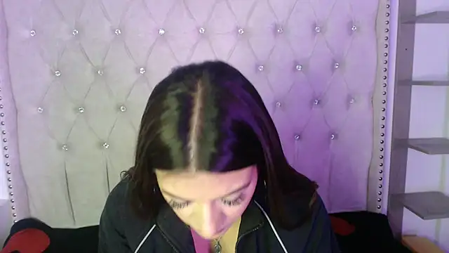 Snapshot of Abril_Squirt chatting on October 13, 3:17 am Abril Squirt online show from October 13, 3:17 am