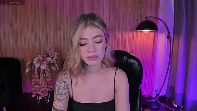 ViolettHansson online show from November 12, 7:35 pm