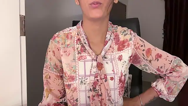 lola-   online show from July 1, 3:01 pm