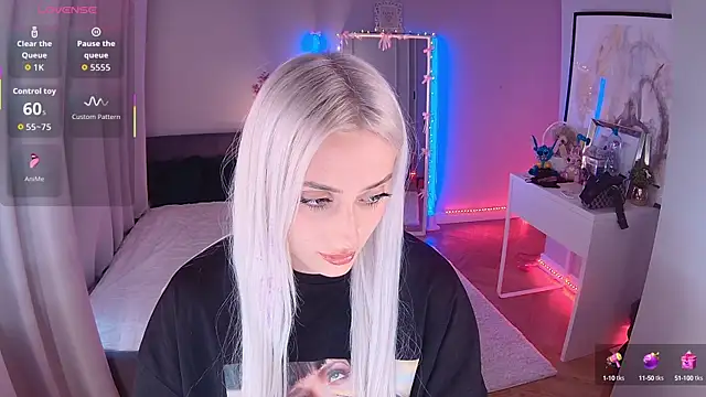 Snapshot of LoryWood chatting on October 9, 2:37 pm LoryWood online show from October 9, 2:37 pm