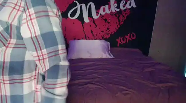 Snapshot of NikkiLynnErotic chatting on February 25, 1:20 am NikkiLynnErotic online show from February 25, 1:20 am