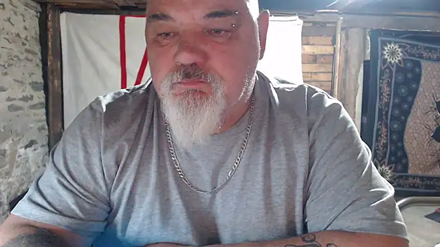 Newfiesausage1972 online show from May 10, 3:33 am