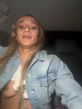 Snapshot of Shuggabutt chatting on February 10, 3:57 am Shuggabutt online show from February 10, 3:57 am