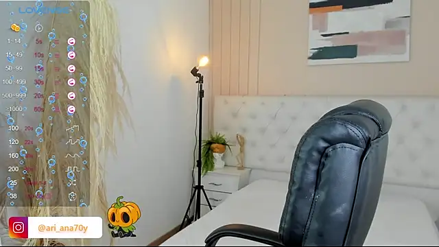 Snapshot of LOISE-XX chatting on October 15, 4:23 am LOISE-XX online show from October 15, 4:23 am