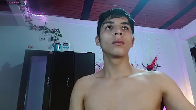 Snapshot of justin_alexxx chatting on December 13, 6:16 pm justin alexxx online show from December 13, 6:16 pm