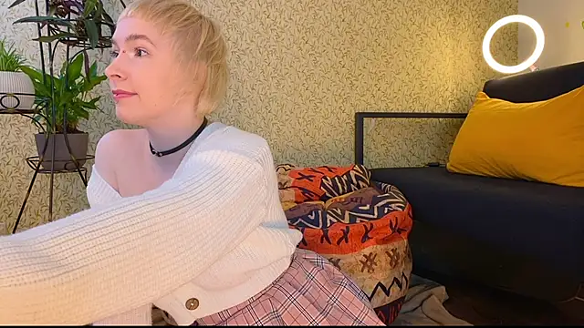 Snapshot of EmmyAmbros chatting on February 9, 9:47 am EmmyAmbros online show from February 9, 9:47 am