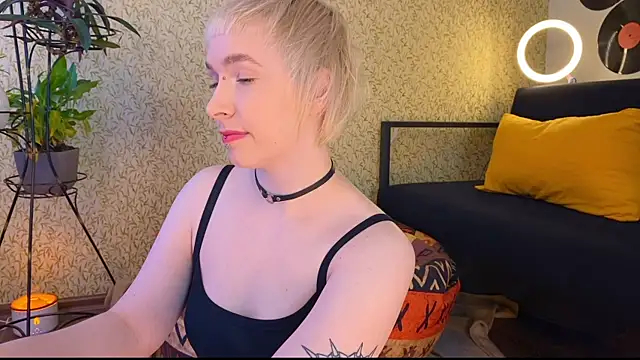 Snapshot of EmmyAmbros chatting on February 28, 5:48 am EmmyAmbros online show from February 28, 5:48 am
