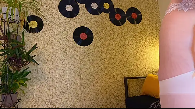 EmmyAmbros online show from November 7, 1:05 am