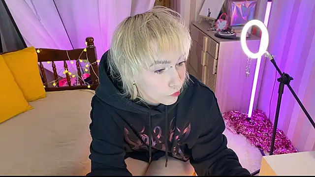 Snapshot of EmmyAmbros chatting on February 18, 8:05 pm EmmyAmbros online show from February 18, 8:05 pm