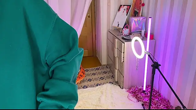 Snapshot of EmmyAmbros chatting on February 19, 7:21 pm EmmyAmbros online show from February 19, 7:21 pm