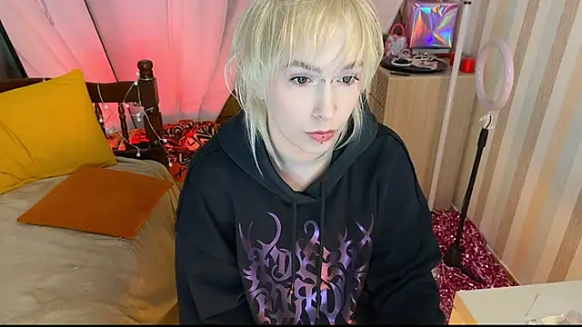 Snapshot of EmmyAmbros chatting on March 22, 7:28 pm EmmyAmbros online show from March 22, 7:28 pm