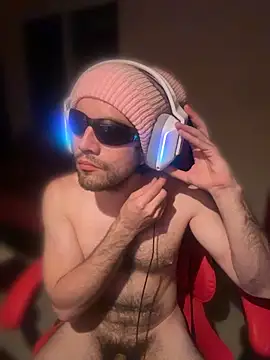 Snapshot of otto69696 chatting on April 9, 5:40 am otto69696 online show from April 9, 5:40 am