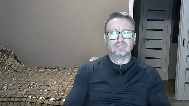 Snapshot of HarrySnake chatting on December 6, 1:44 pm HarrySnake online show from December 6, 1:44 pm