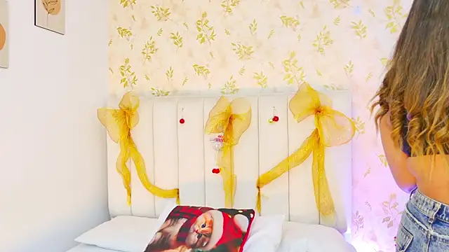 Snapshot of Sara_Desire chatting on January 6, 12:20 pm Sara Desire online show from January 6, 12:20 pm