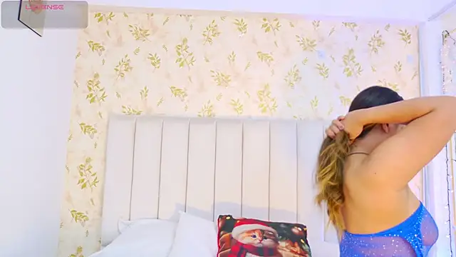 Snapshot of Sara_Desire chatting on January 8, 12:29 pm Sara Desire online show from January 8, 12:29 pm