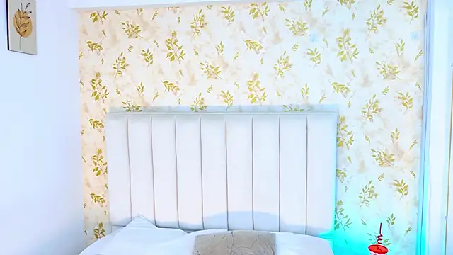 Snapshot of Sara_Desire chatting on January 13, 12:43 pm Sara Desire online show from January 13, 12:43 pm