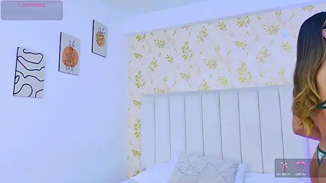 Snapshot of Sara_Desire chatting on January 16, 12:53 pm Sara Desire online show from January 16, 12:53 pm