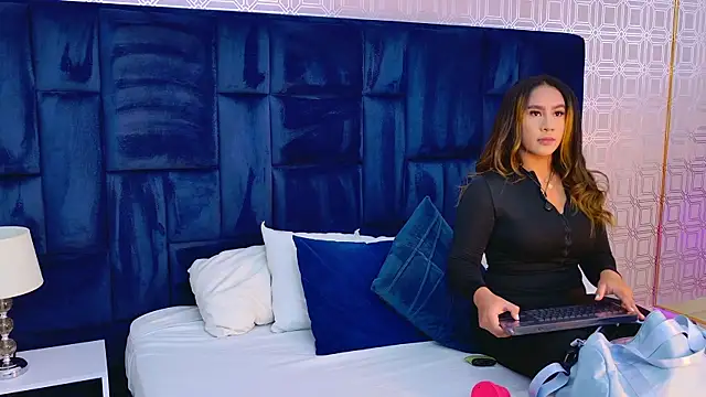 Snapshot of Sara_Desire chatting on February 4, 12:22 pm Sara Desire online show from February 4, 12:22 pm