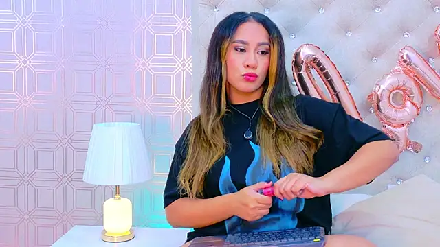 Snapshot of Sara_Desire chatting on February 8, 12:19 pm Sara Desire online show from February 8, 12:19 pm