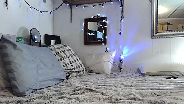 Genevieve143 online show from December 13, 8:04 pm