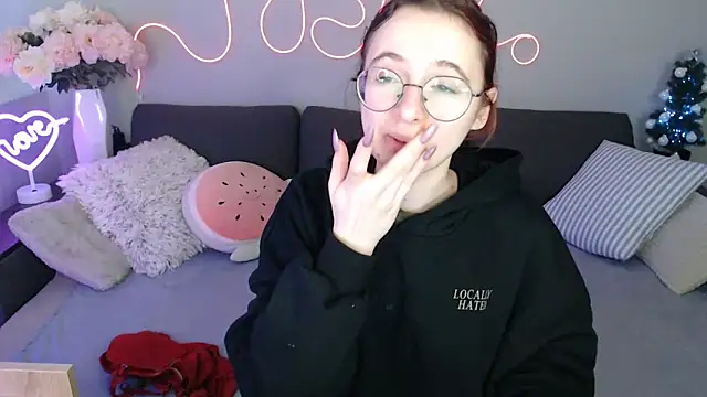 Mini Diva online show from December 22, 9:28 am