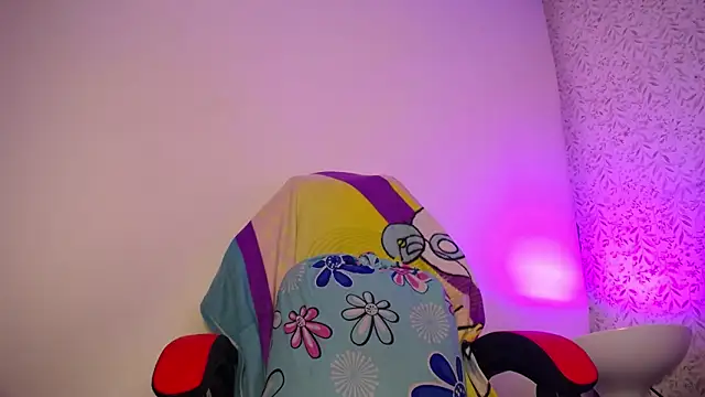 luly pink online show from April 28, 3:11 am