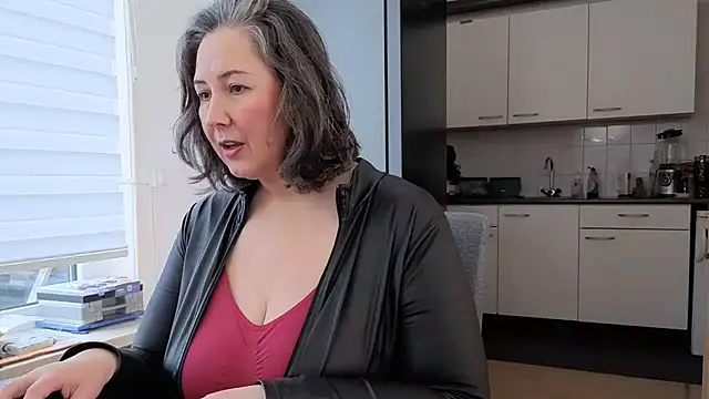 Snapshot of MilfGina chatting on March 12, 12:11 pm MilfGina online show from March 12, 12:11 pm