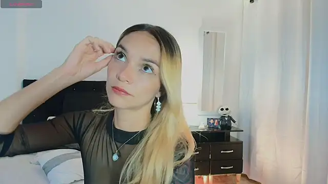 Snapshot of MeganLorensx chatting on April 7, 8:42 pm MeganLorensx online show from April 7, 8:42 pm