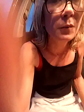 Snapshot of Timide_girl2 chatting on December 4, 4:49 pm Timide girl2 online show from December 4, 4:49 pm