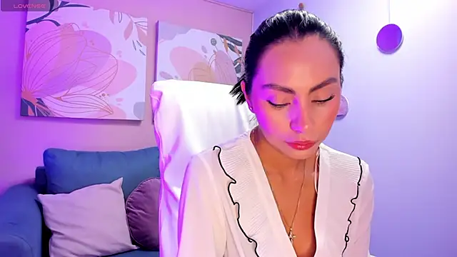 nichole bree  online show from January 24, 11:59 am