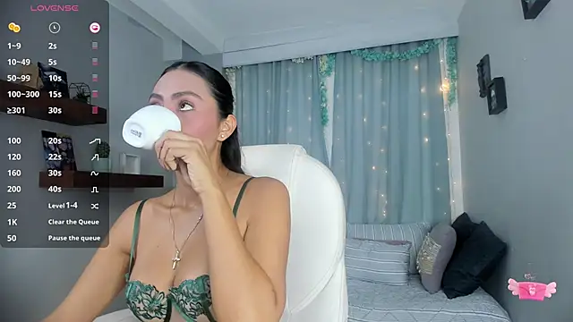 nichole bree  online show from January 29, 11:51 am