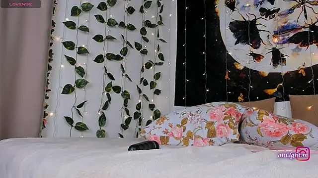 Snapshot of monikamelt chatting on May 25, 6:03 pm monikamelt online show from May 25, 6:03 pm