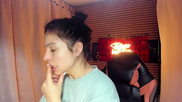 Snapshot of rosse_2504 chatting on October 17, 5:37 pm rosse 2504 online show from October 17, 5:37 pm