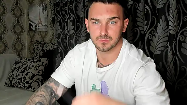 Snapshot of Jonmusclemaster chatting on April 6, 8:10 pm Jonmusclemaster online show from April 6, 8:10 pm