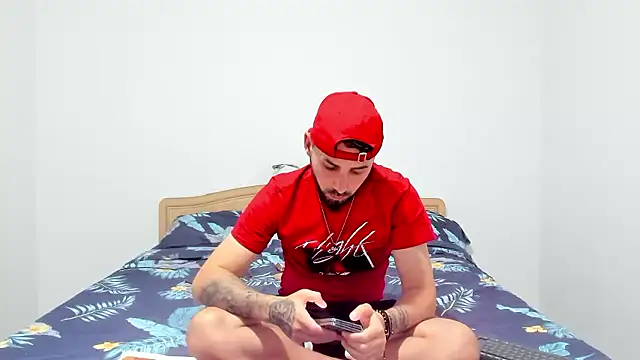 Snapshot of Jonmusclemaster chatting on April 7, 7:58 pm Jonmusclemaster online show from April 7, 7:58 pm