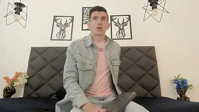 Snapshot of MikaelSlow chatting on February 8, 3:19 am MikaelSlow online show from February 8, 3:19 am