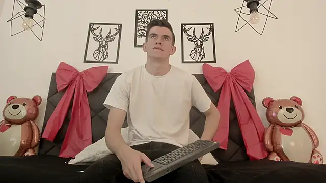 Snapshot of MikaelSlow chatting on February 11, 4:01 am MikaelSlow online show from February 11, 4:01 am