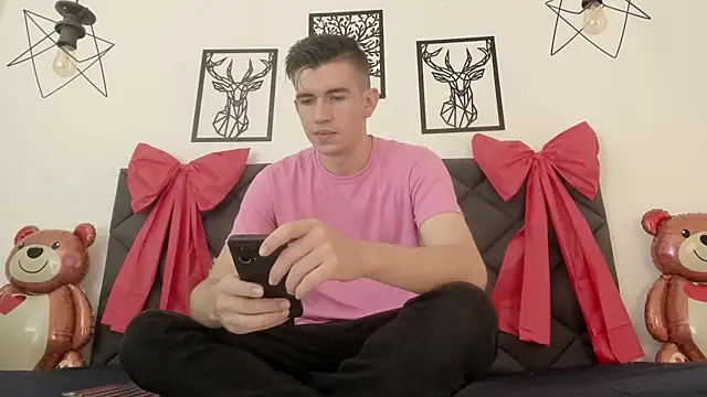 Snapshot of MikaelSlow chatting on February 14, 4:15 am MikaelSlow online show from February 14, 4:15 am