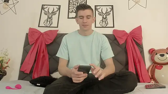 Snapshot of MikaelSlow chatting on February 16, 4:31 am MikaelSlow online show from February 16, 4:31 am