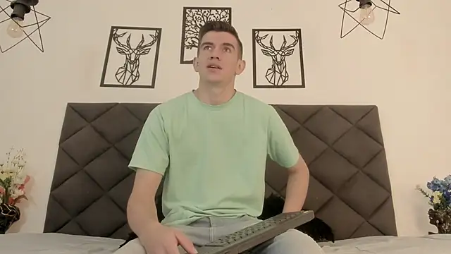 Snapshot of MikaelSlow chatting on February 17, 4:20 am MikaelSlow online show from February 17, 4:20 am