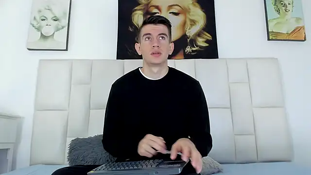 Snapshot of MikaelSlow chatting on February 17, 10:58 pm MikaelSlow online show from February 17, 10:58 pm