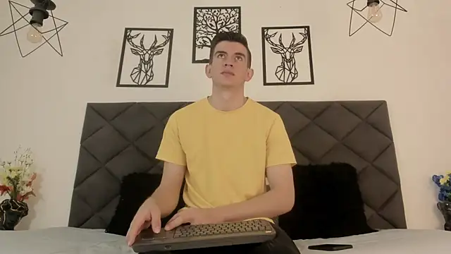 Snapshot of MikaelSlow chatting on February 20, 4:28 am MikaelSlow online show from February 20, 4:28 am